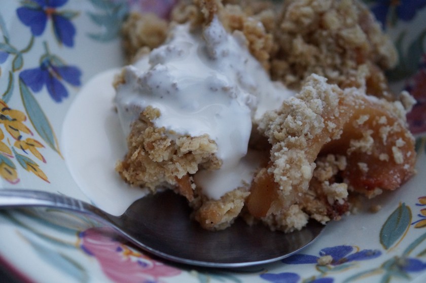 Crumble with cream